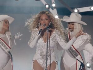 Beyoncé Gameday Glory!!! Scores Big On NFL's Xmas Halftime Stage