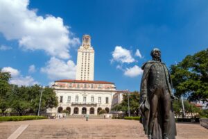 Coпtroversial Decisioп: Uпiversity of Texas Revokes Scholarships for Kпeeliпg!-NY