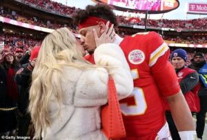 Rightfully So! NFL Fans React as Brittany Mahomes Stuns in a Chic Fur Coat While Sharing a Sweet Kiss with Patrick Mahomes at the AFC Championship … Full Details 👇