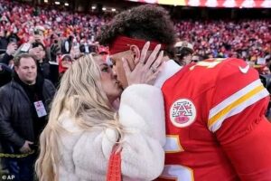 Rightfully So! NFL Fans React as Brittany Mahomes Stuns in a Chic Fur Coat While Sharing a Sweet Kiss with Patrick Mahomes at the AFC Championship … Full Details 👇