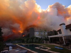 Ben Affleck Evacuates Amid California Wildfires, Tearfully Rushing to Ex-Wife Jennifer Garner’s Home with a Plea: “Please Be Safe.” Watch and Learn More