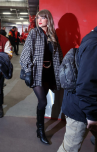 Fans Spot Major Shift in Taylor Swift’s Behavior at Arrowhead Stadium During Chiefs vs. Texans Game – Is This the Real Reason? 🤔