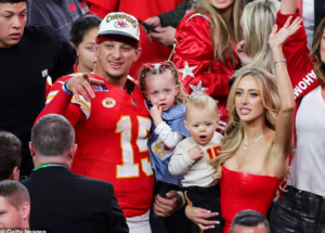 Rightfully So! NFL Fans React as Brittany Mahomes Stuns in a Chic Fur Coat While Sharing a Sweet Kiss with Patrick Mahomes at the AFC Championship … Full Details 👇