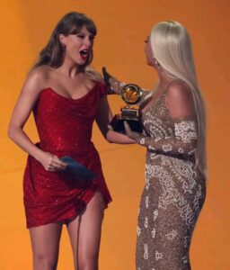 WATCH: Taylor Swift and Beyoncé’s Emotional Reunion at the 2025 Grammys as Taylor Presents Best Country Album—But Fans Can’t Ignore Beyoncé’s Unexpected Reaction to Taylor’s Hug… 🎥👇