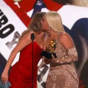 WATCH: Taylor Swift and Beyoncé’s Emotional Reunion at the 2025 Grammys as Taylor Presents Best Country Album—But Fans Can’t Ignore Beyoncé’s Unexpected Reaction to Taylor’s Hug… 🎥👇